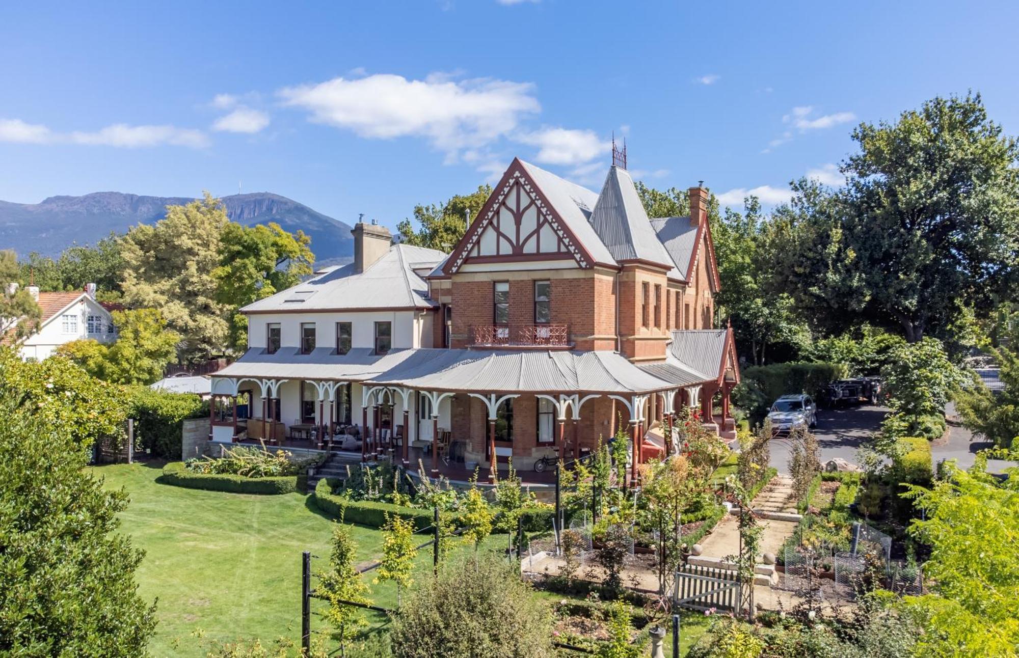 Old Bishop's Quarters 4*